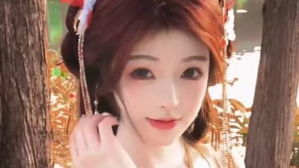 火灵儿cos曝光，明媚娇艳，红裙如火，抬腿上阶姿势更是一绝