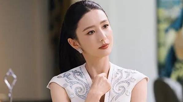 佟丽娅回应春晚主持争议：我觉得很合适
