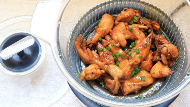 葱油焖鸡：葱香浸肉香，一锅鲜润家常味