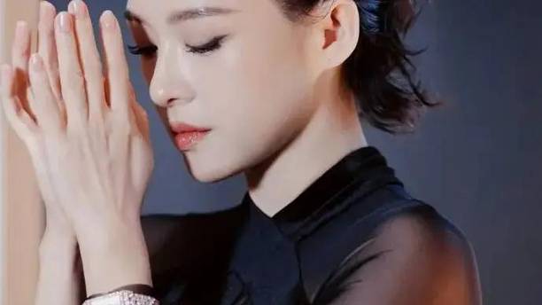 47岁章子怡“短卷发”好帅气！穿黑色透视感礼服，霸气如女王到来