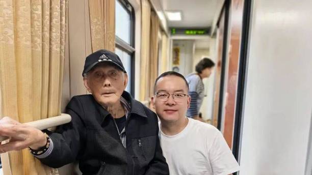96岁老爷爷坐43小时火车抵达拉萨！这是他全国旅行的最后一站！网友：心有山海，永远少年