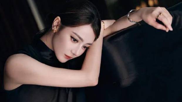 迪丽热巴美貌好“权威”！穿小黑裙展现绝美骨相，蝴蝶结马尾好优雅