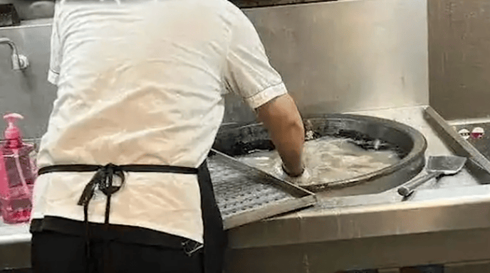南京一幼儿园发生集体呕吐事件 食堂用炒菜锅洗拖把