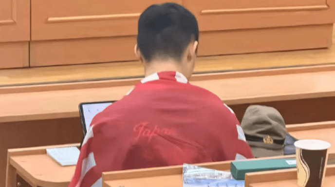 中国留学生课堂上身披旭日旗