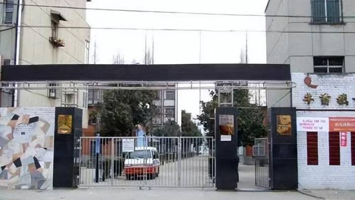 学生上台发言称学校为牛马一中，校长应该收回证书吗？