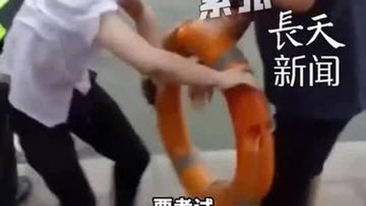 男子乘网约车去面试，被驾驶员连人带车送进湖里，应该承担刑事责任吗？