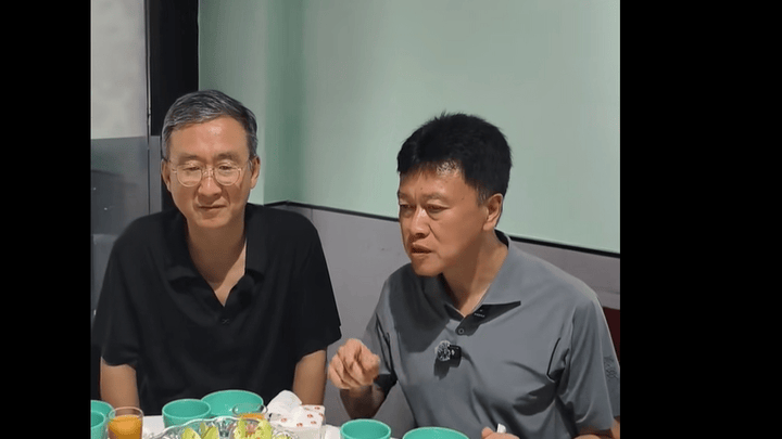 重庆一区委书记请客带头消费，两桌1108元，你觉得合理吗？