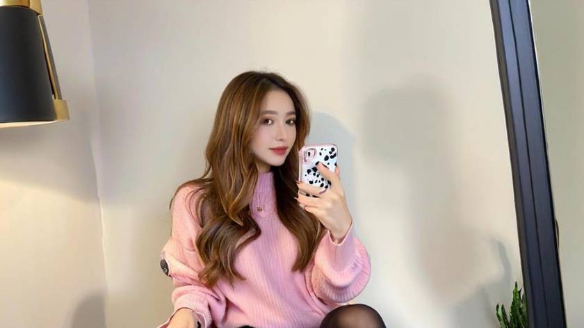 开心一笑：在打扑克，媳妇来电，身边的女经理：老总时间到了……