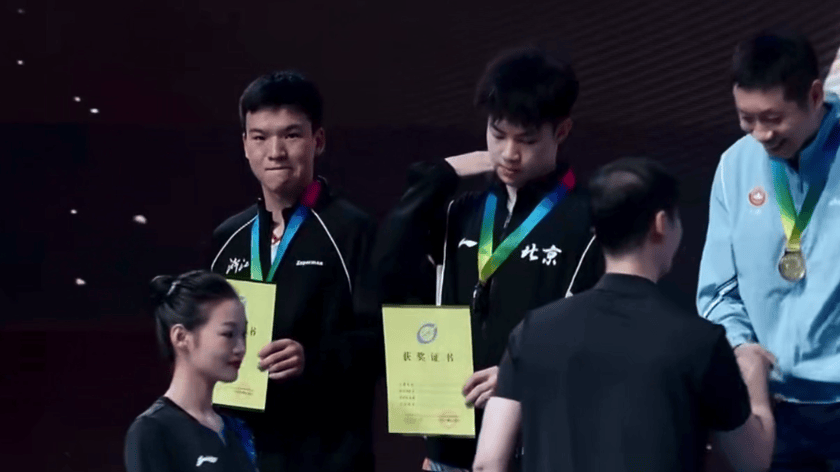 全锦赛男双颁奖！林高远开心，向鹏/黄友政沮丧，马龙/许昕笑嘻嘻