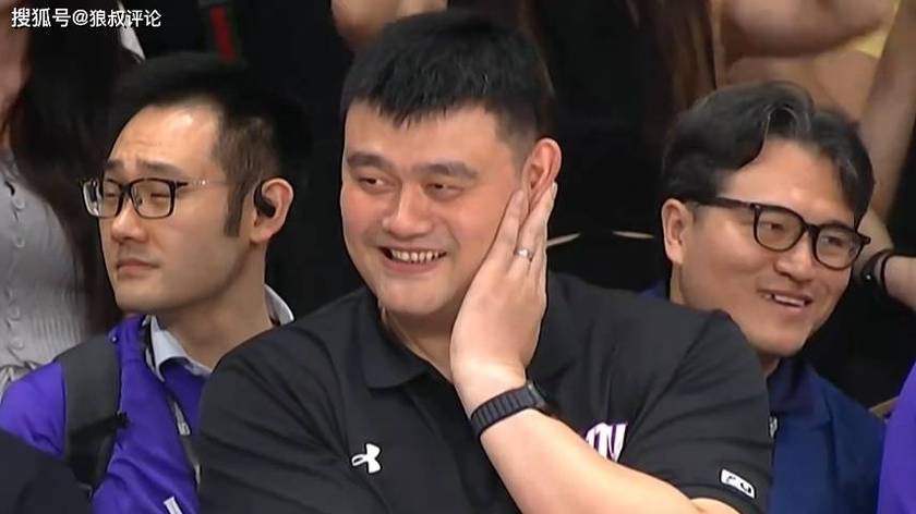 看紧张了！姚明目睹母校上海交大绝杀清华难掩兴奋与张伟丽击掌庆祝
