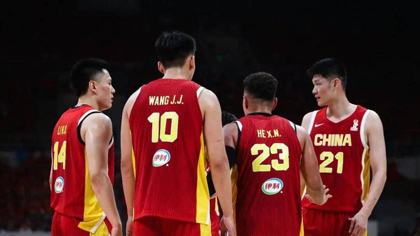 中国男篮三消息！世预赛14人名单出炉，两大对手核心相继伤缺