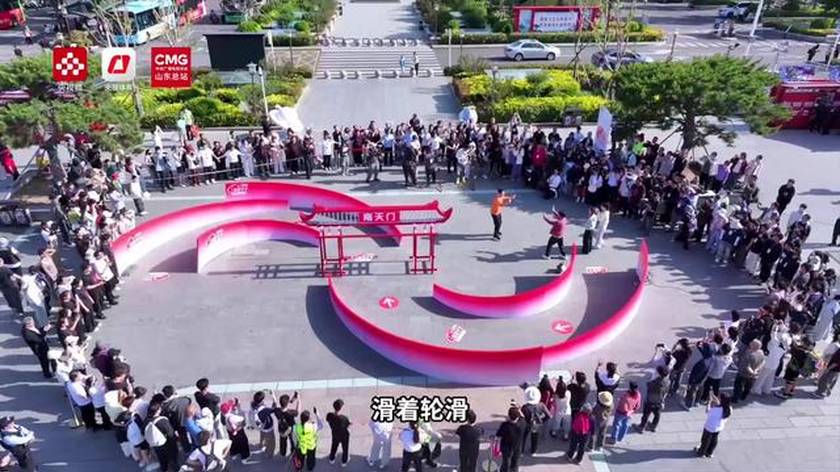武大靖跨界打乒乓球！穿滑轮颠球挑战陈梦，险些摔倒爆笑全场