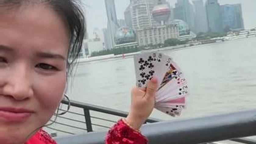 女子在上海滩表演扑克魔术，这操作骗了我一次又一次，网友：好酷的花式表演