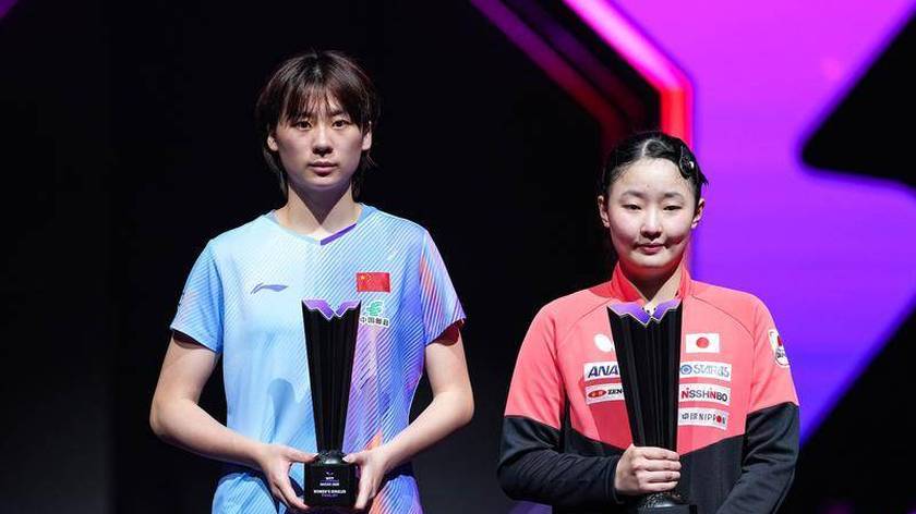 WTT澳门赛-张本美和4-3陈熠夺冠 颁奖仪式合影奖杯