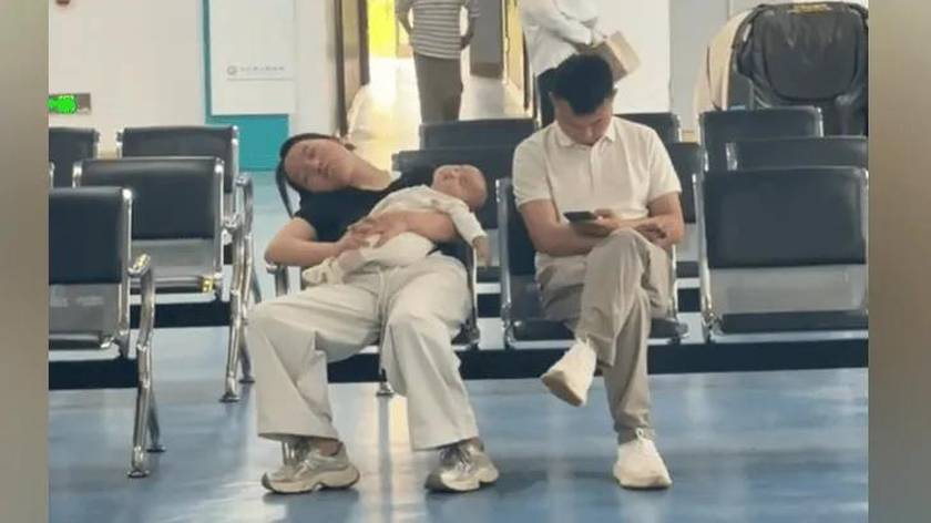“抱娃歪头睡着的妈，抱手低头玩手机的爸”火了，网友泪目