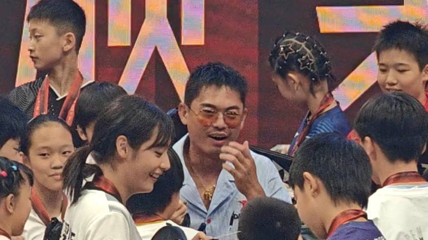 林丹现身西安为羽毛球员颁奖，被大批小球迷围住签名摇头苦笑，点赞现在选手水平比他所在的年代高
