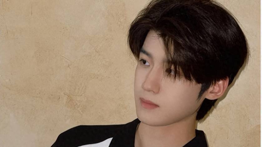 他曾是00后冰壶运动员，退役后参加艺考当演员，演《御廷谣》出圈