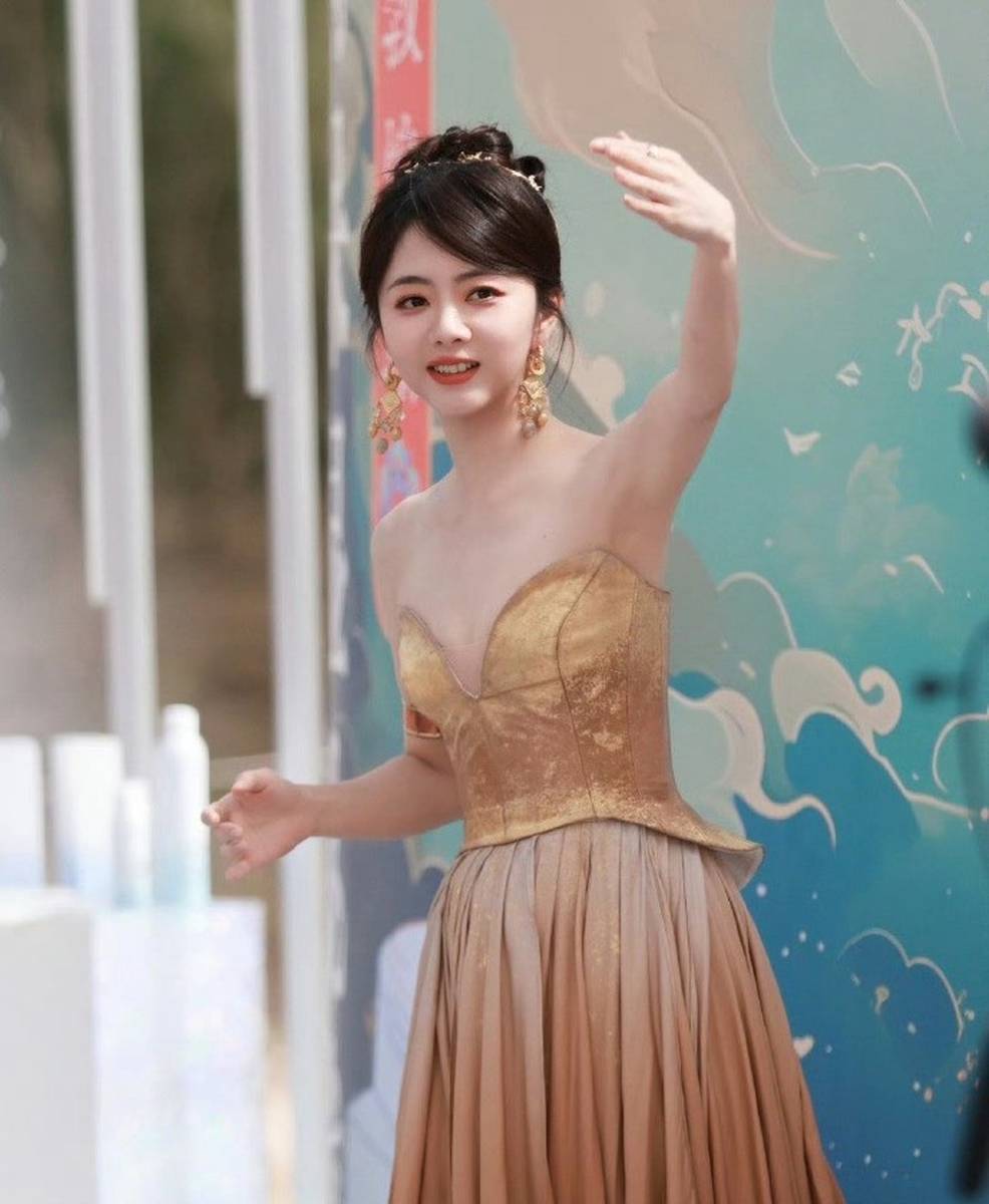 谭松韵金色抹胸礼服勾勒好身材 阳光下变敦煌仙子