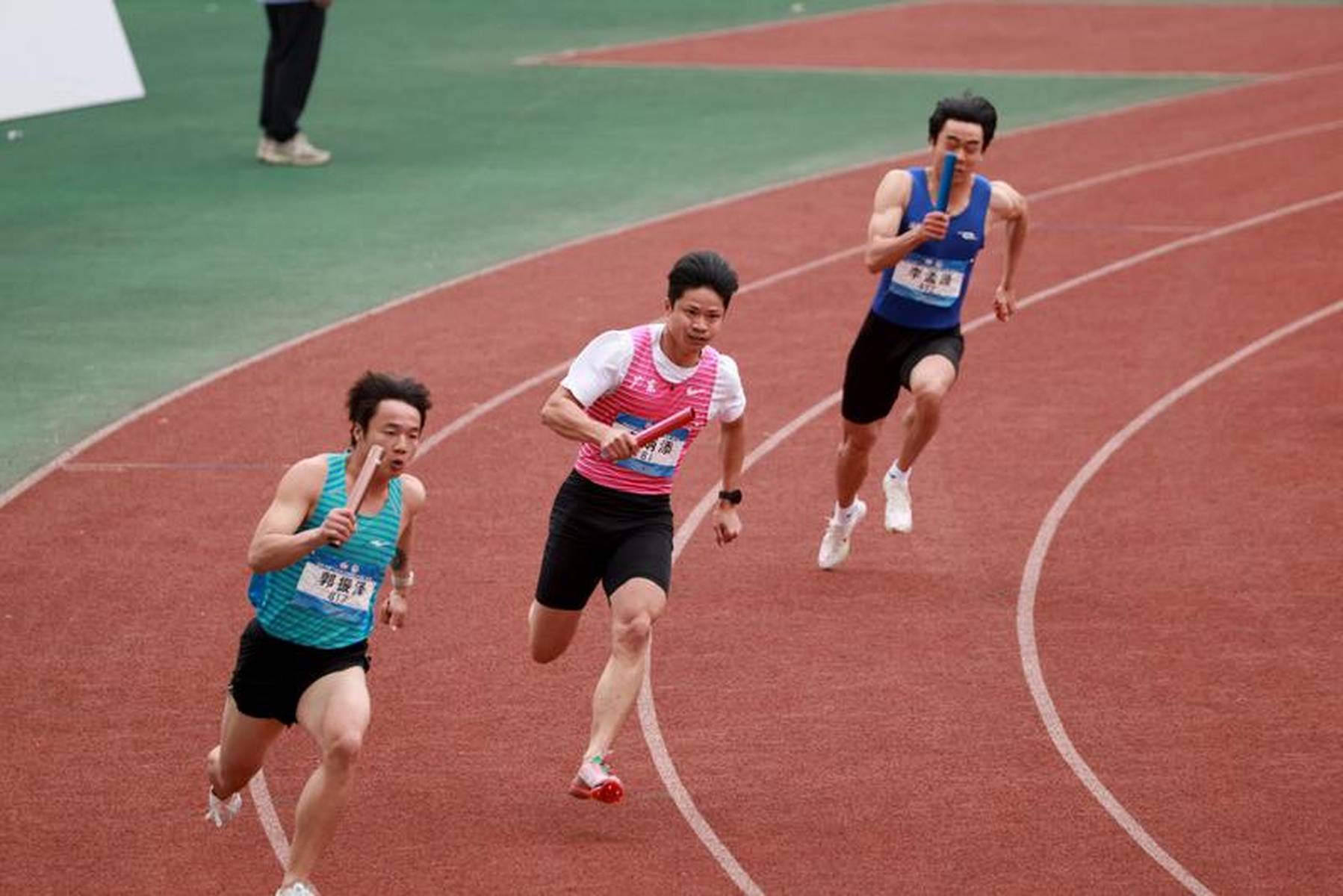全国田径大奖赛男子4x100米接力苏炳添带队夺冠图
