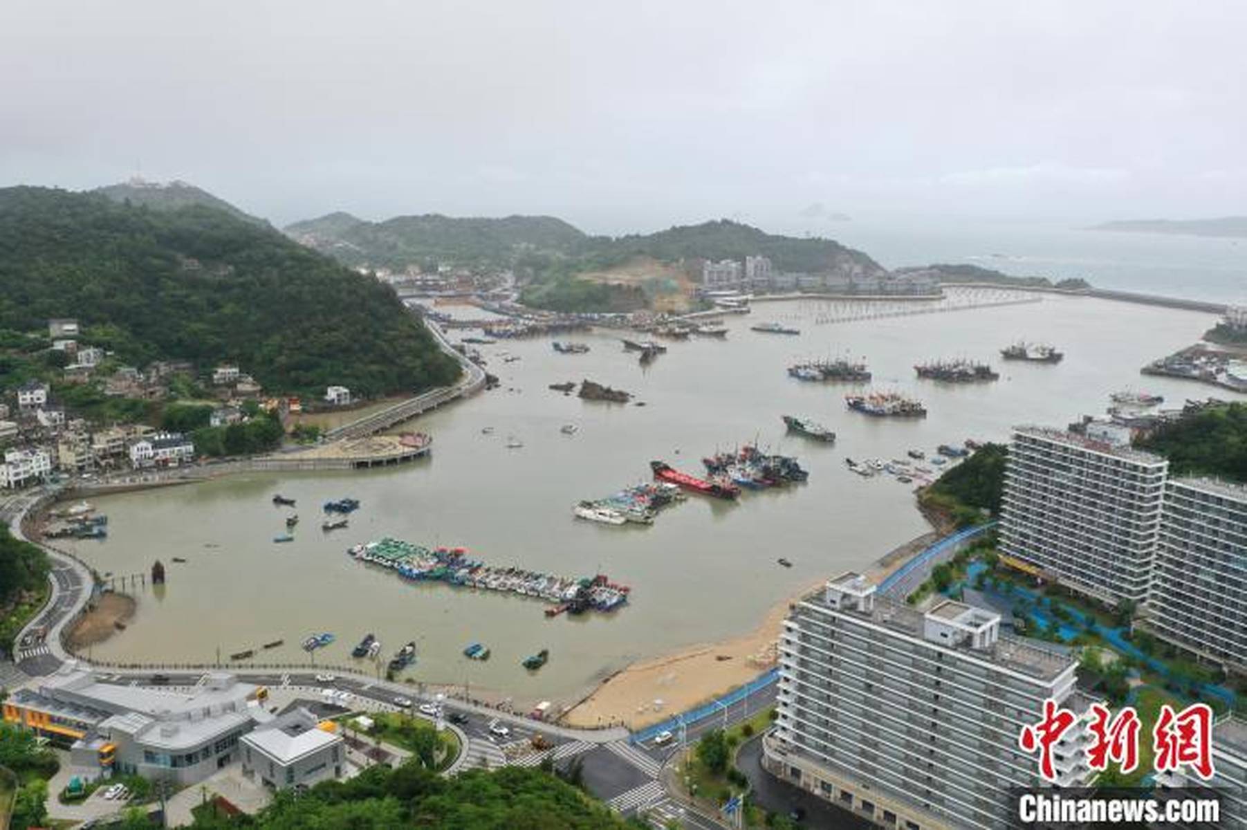 台风“丹娜丝”来袭 近千艘船舶温州锚泊避风