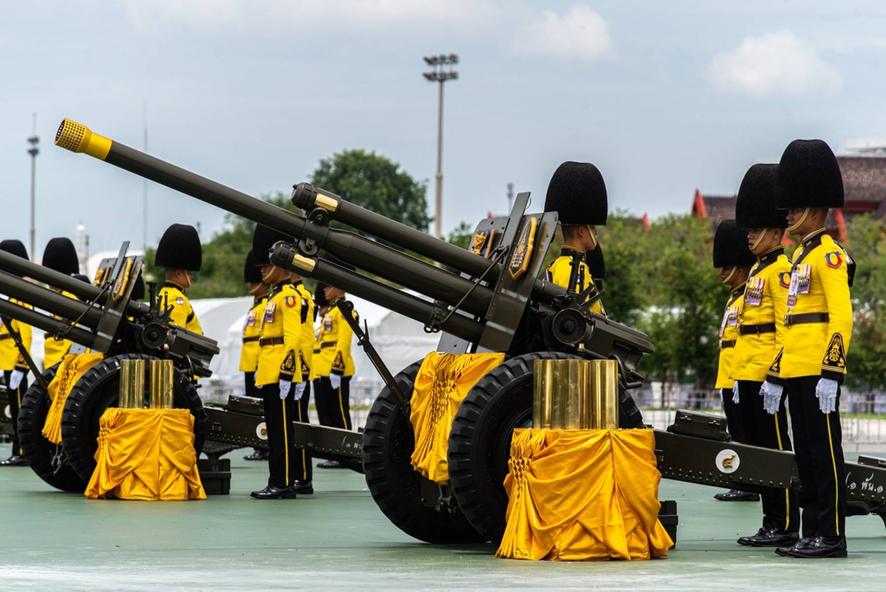 泰国皇家军队鸣放礼炮庆祝国王73岁生日