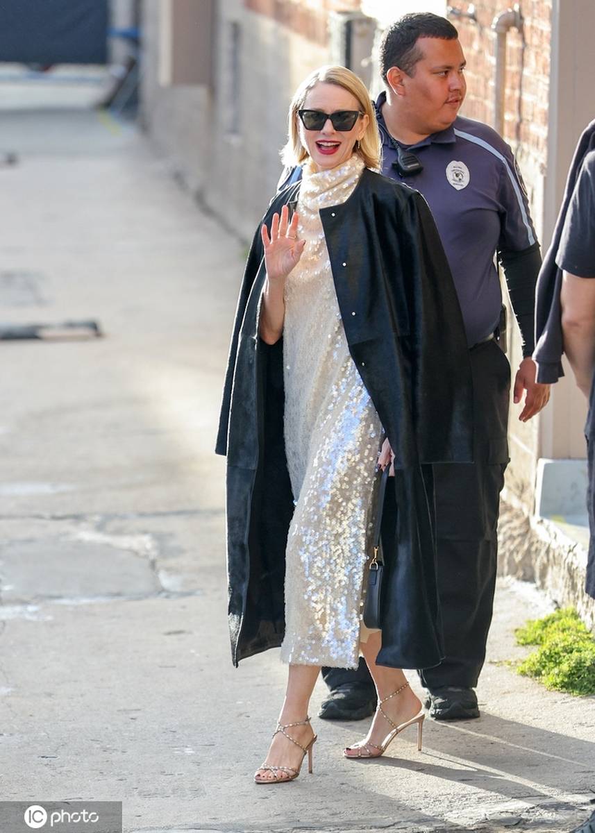 娜奥米沃茨现身录制节目银色亮片长裙闪耀迷人