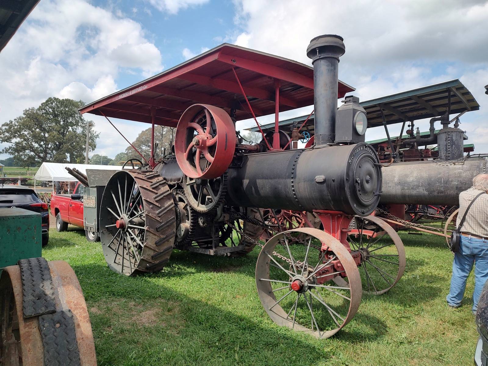 依旧可以作业的老当益壮的铁轮拖拉机展示