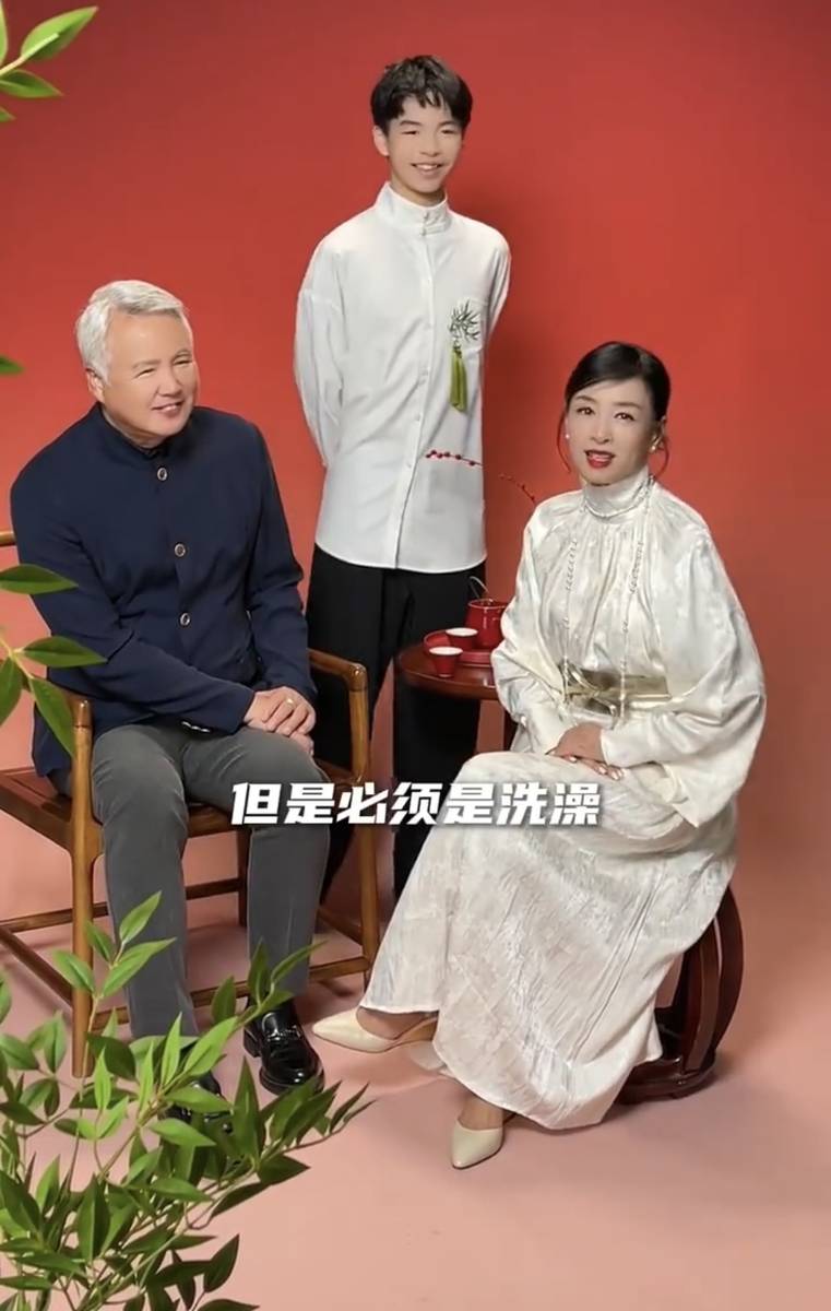 张庭晒一家四口全家福 儿女身高瞩目颜值出挑