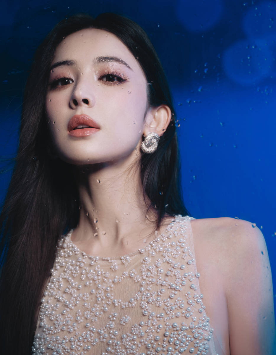 娜扎穿金色修身长裙出席活动 时尚华丽明媚耀眼