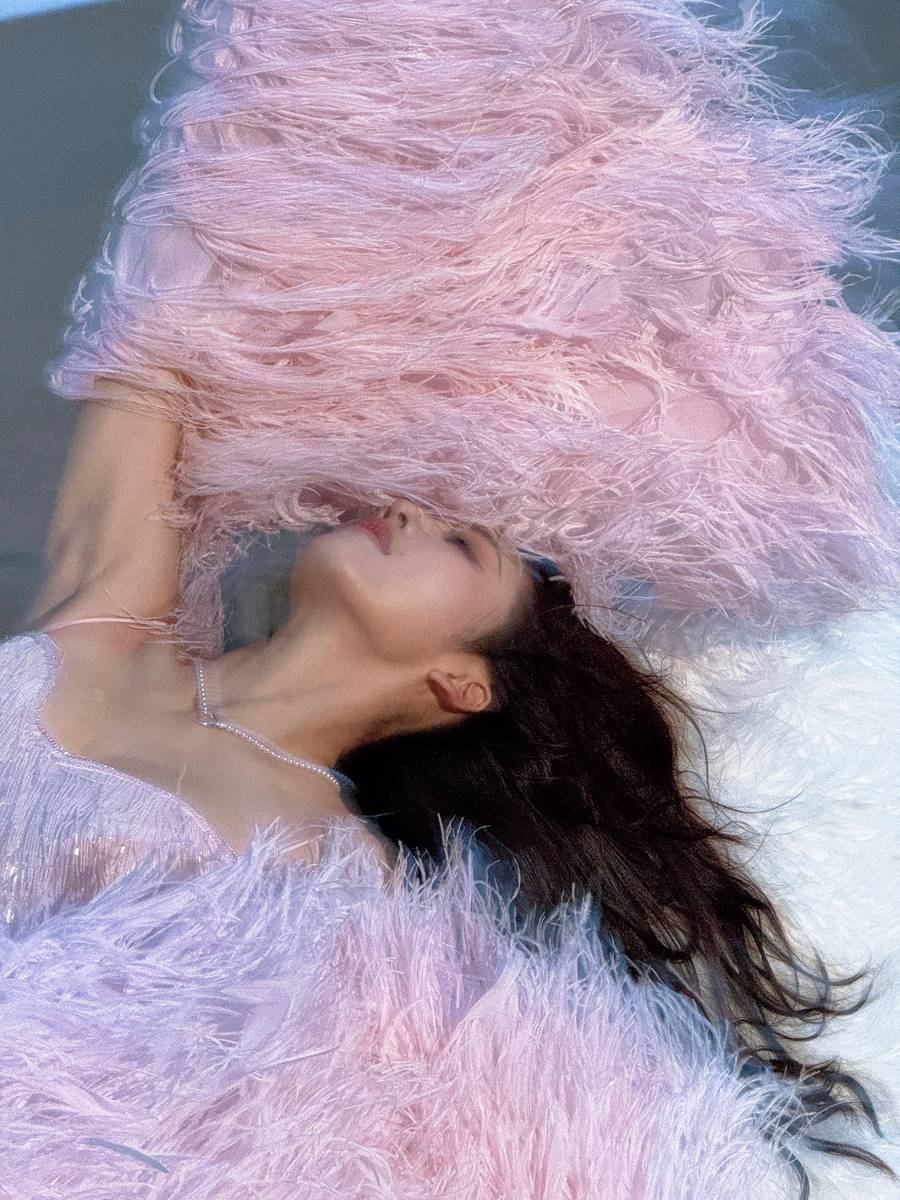 蔡文静穿粉色毛绒外套仙气十足 手捧椰子眼神灵动