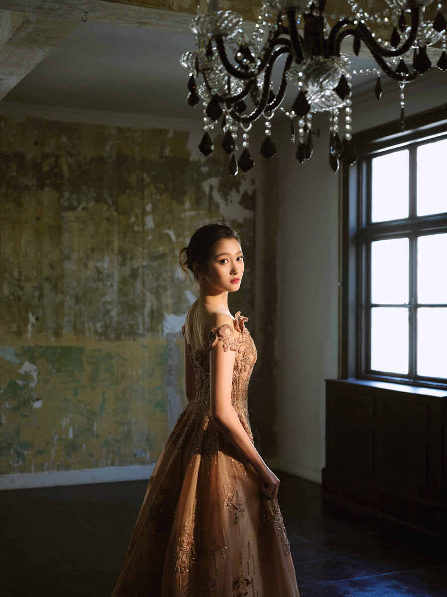 关晓彤身穿香槟粉鎏金纱裙 回眸一笑一眼万年