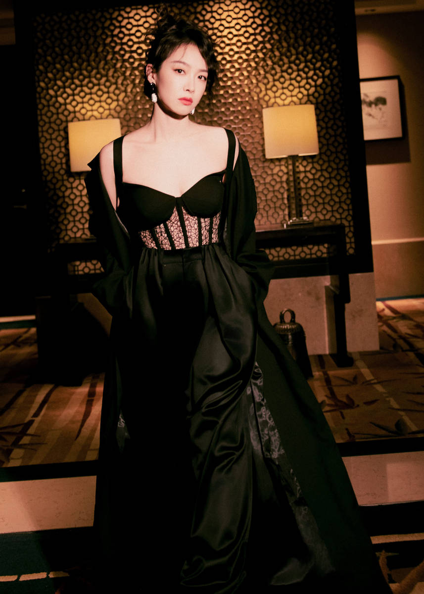 宋茜穿黑色蕾丝胸衣好性感 All Black造型又美又飒