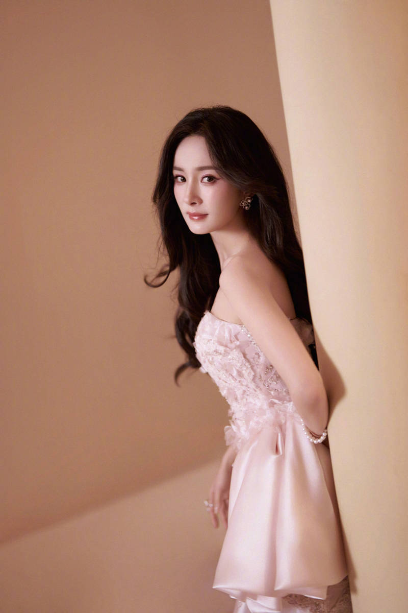 杨幂穿抹胸裙娇嫩甜美！身材苗条状态似花季少女