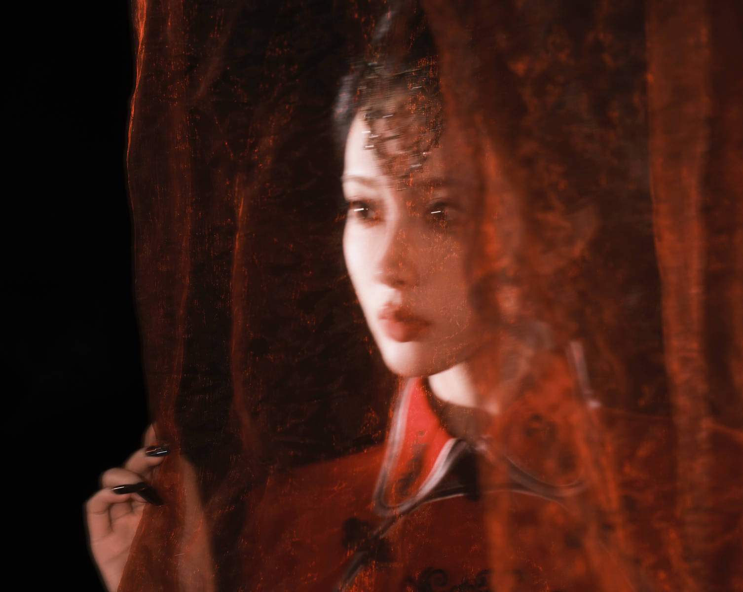 孟子义穿红色旗袍身姿曼妙 手持羽毛扇冷艳动人