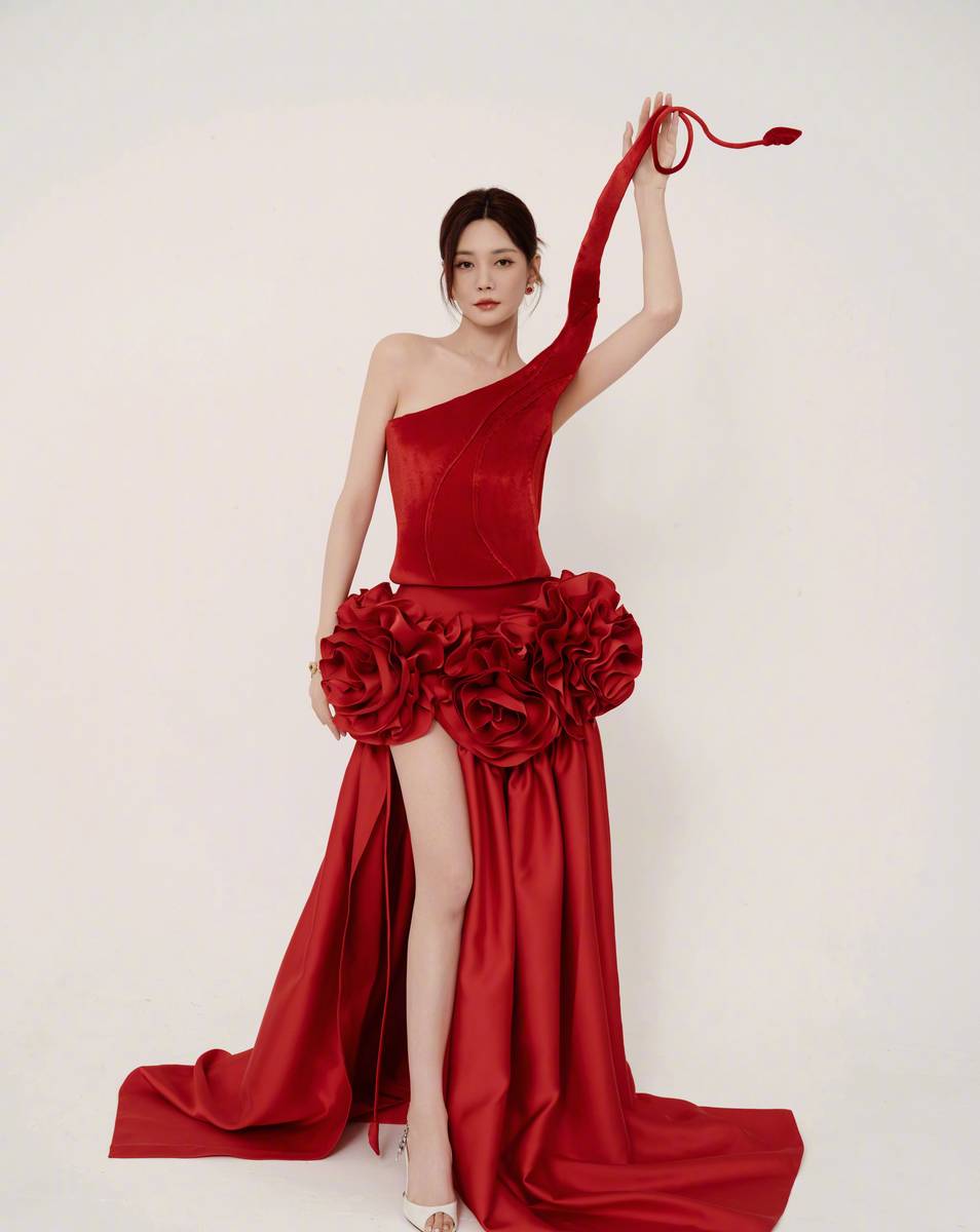 沈梦辰穿深V长裙温婉知性 手持蝴蝶饰品眼神灵动