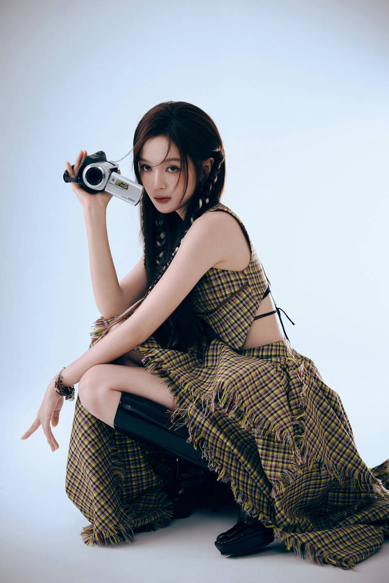 吴宣仪格子连衣裙气质甜美 手拿吉他化身摇滚少女