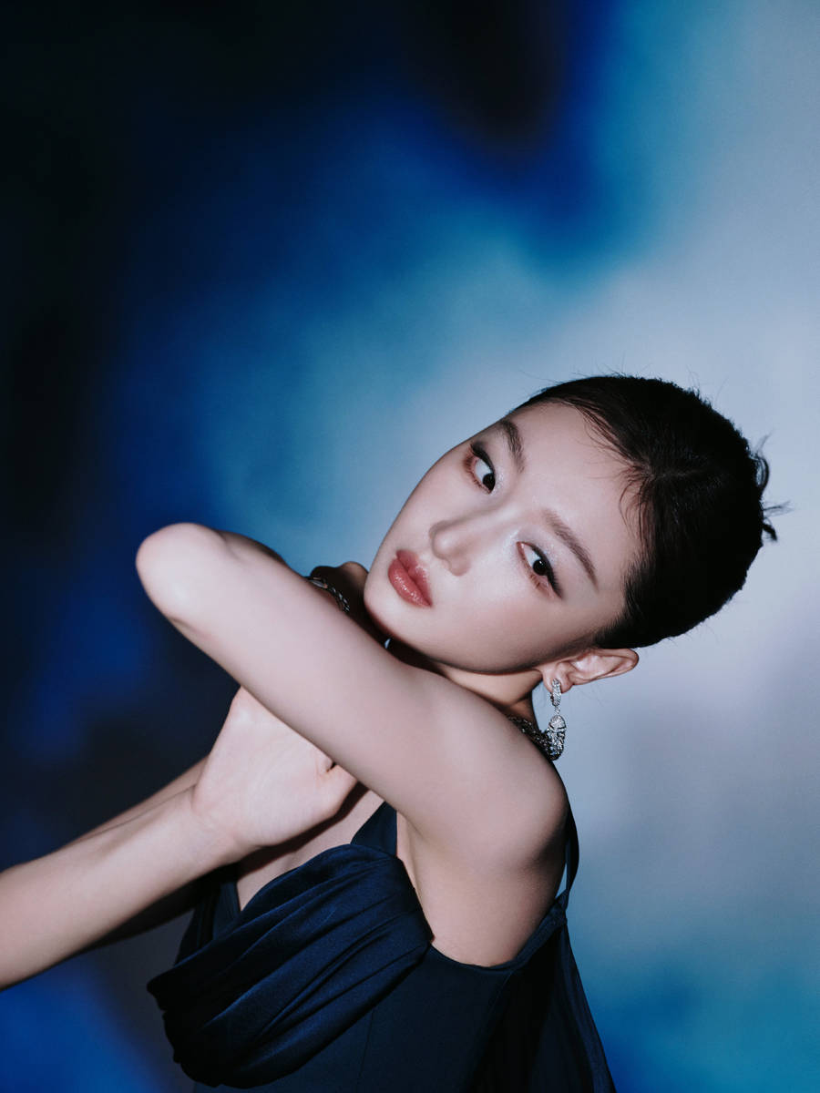 周冬雨穿黑色礼服腰肢纤细 梳复古盘发气质优雅