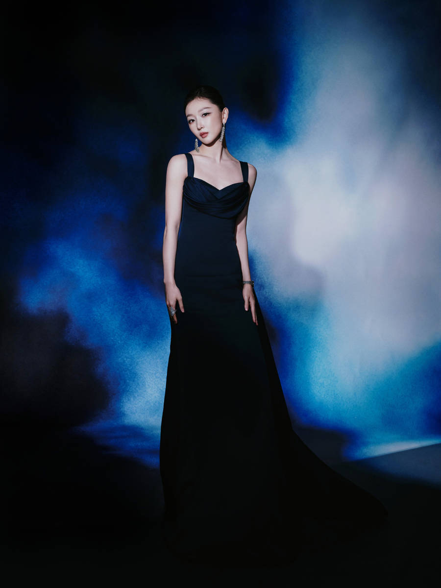 周冬雨穿黑色礼服腰肢纤细 梳复古盘发气质优雅