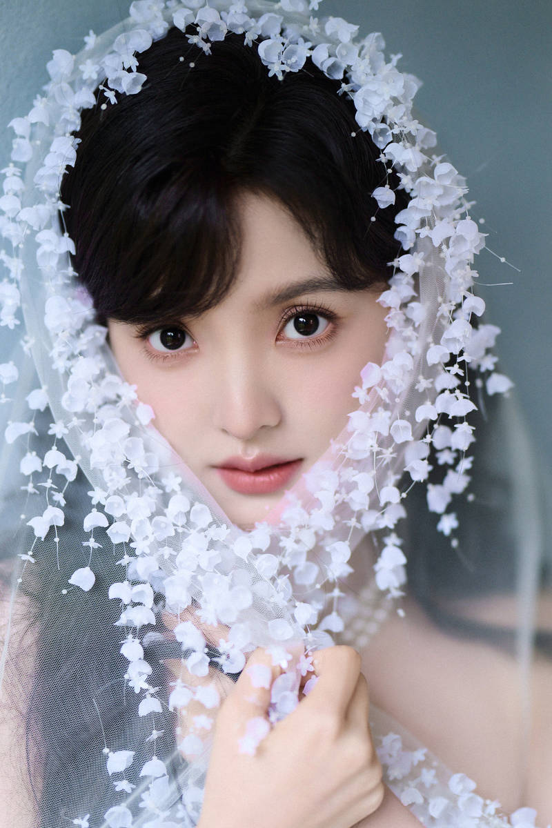 章若楠一身白裙清纯梦幻 戴碎花头纱纯欲感十足