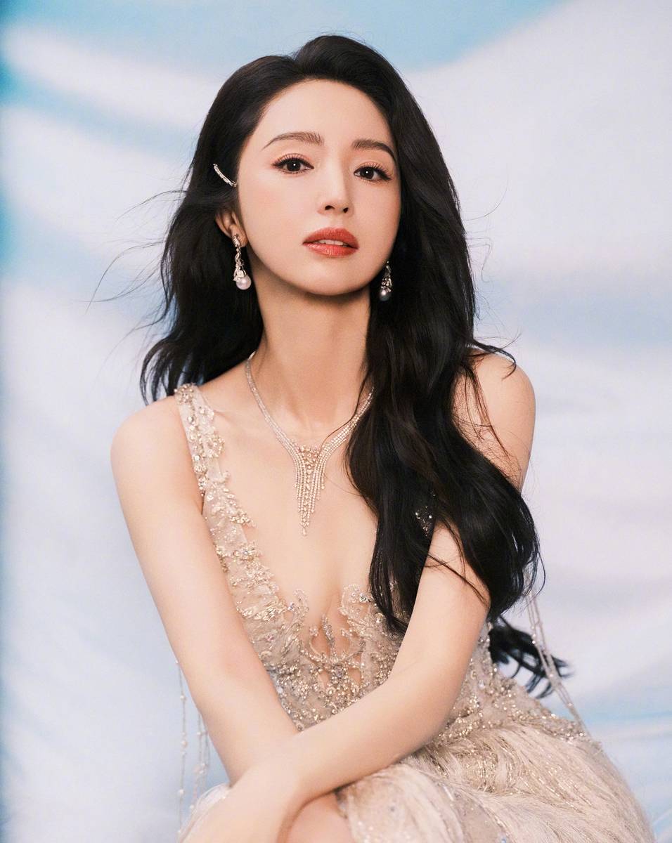 董璇穿碎钻礼裙笑容明媚 大波浪造型女神感十足