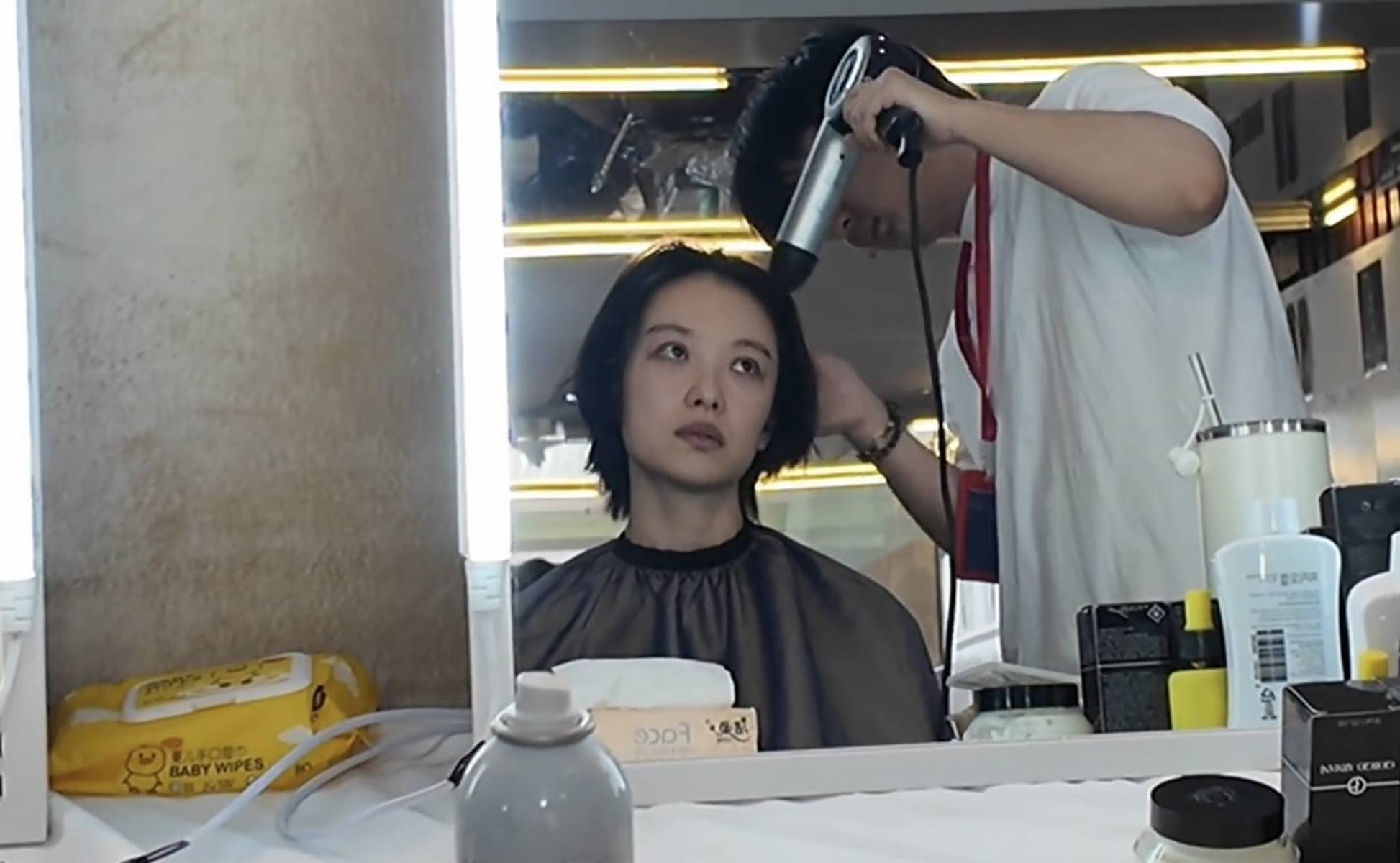 倪妮为角色剪短发干练帅气 晒vlog认真工作