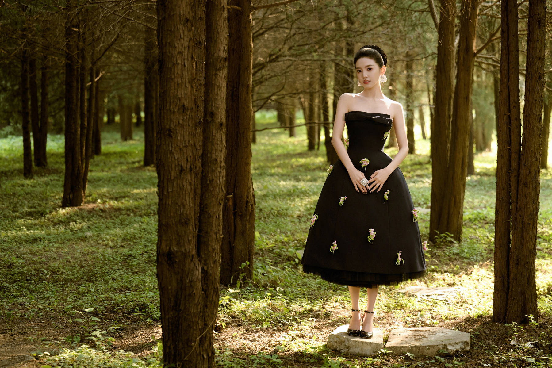 章若楠穿抹胸裙娇俏明媚 置身花丛尽显温柔优雅