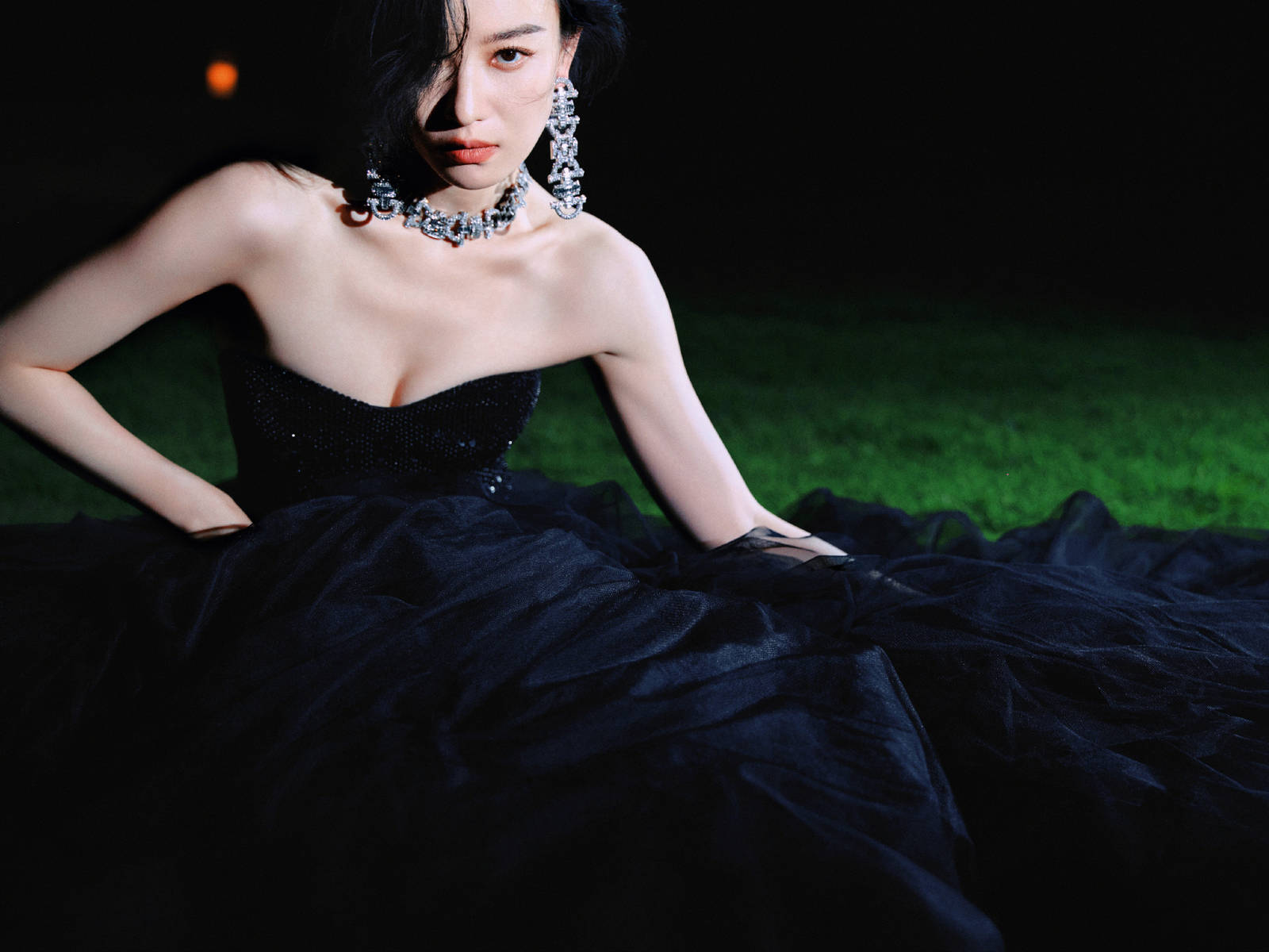 倪妮穿抹胸长裙性感魅惑 黑发红唇眼神妩媚撩人