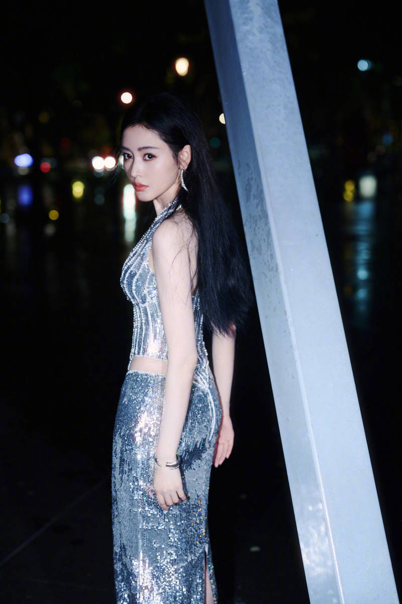 张天爱穿深V长裙格外吸睛 撑伞回眸尽显成熟诱惑