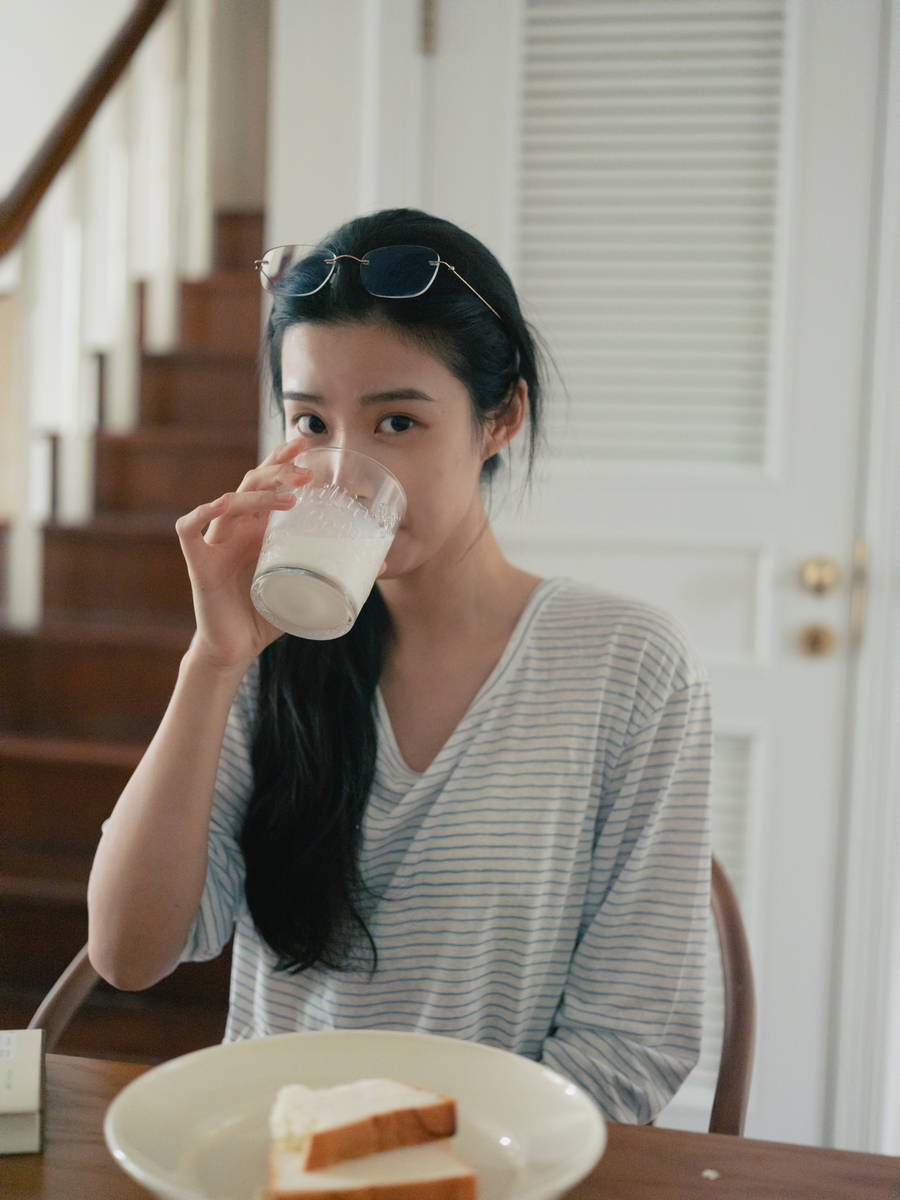 卢昱晓穿单肩上衣与小狗互动 回眸浅笑清纯甜美