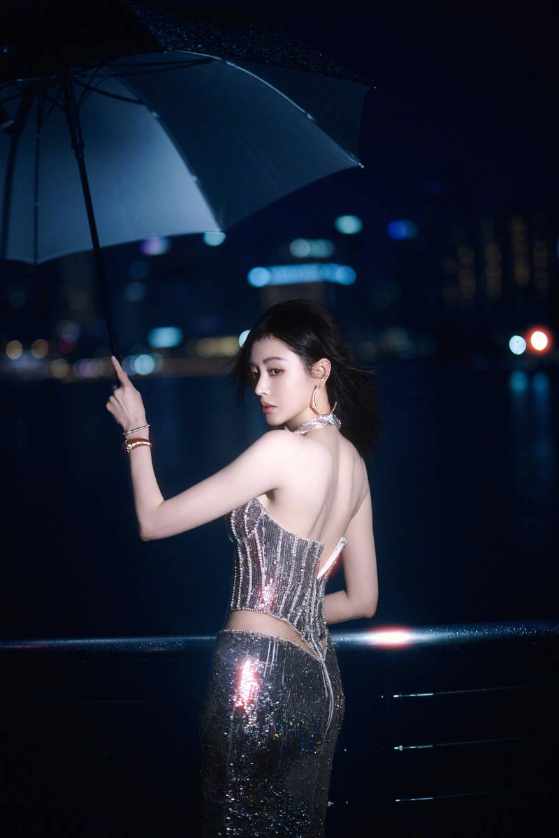张天爱穿深V长裙格外吸睛 撑伞回眸尽显成熟诱惑