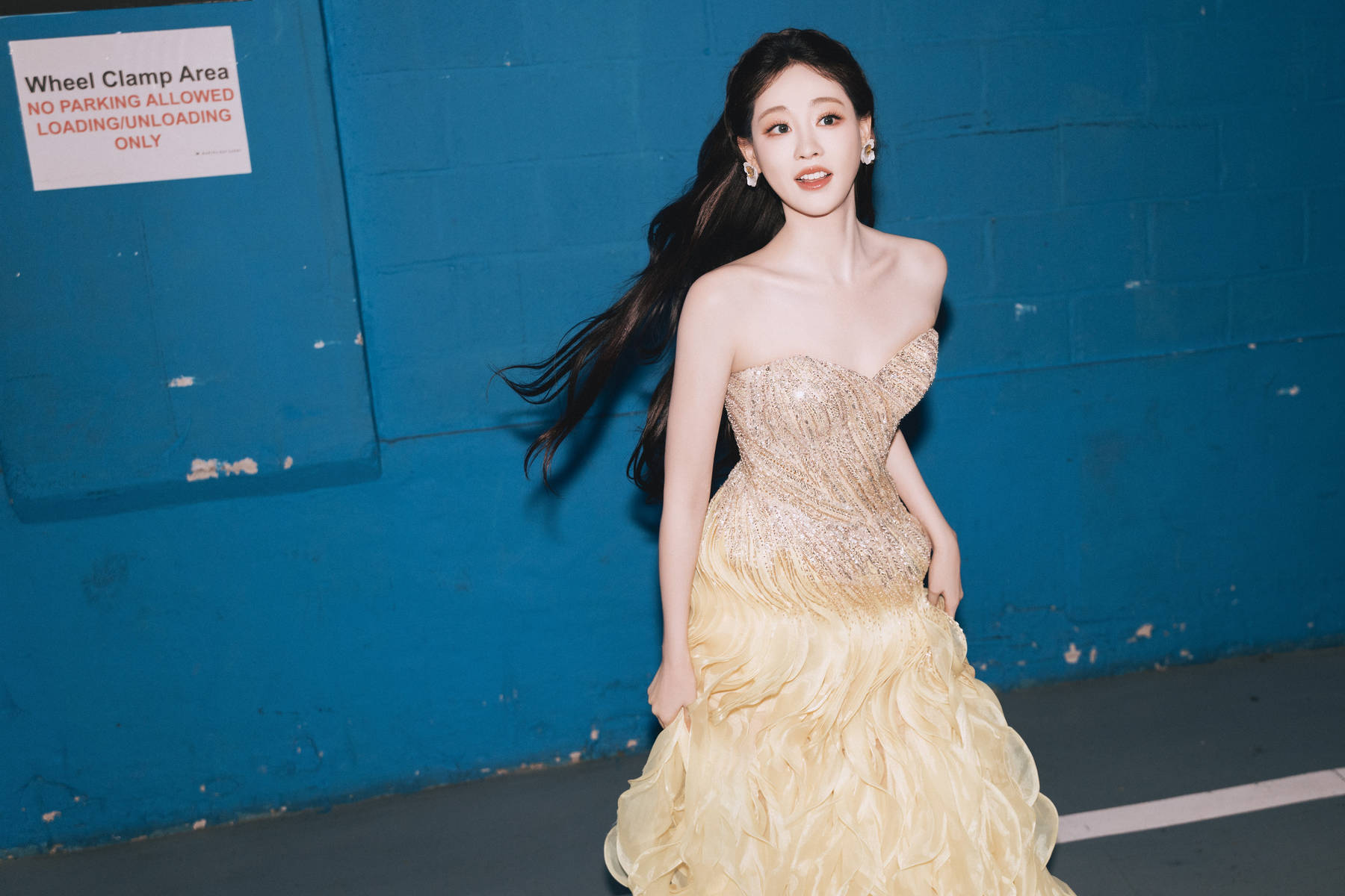 祝绪丹穿纱裙气质明媚娇俏 表情生动宛如在逃公主