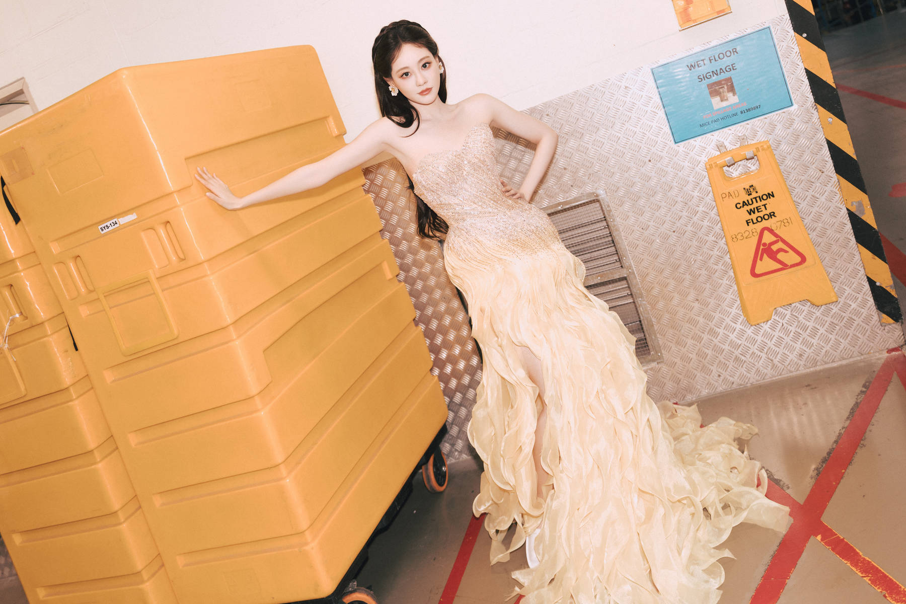 祝绪丹穿纱裙气质明媚娇俏 表情生动宛如在逃公主