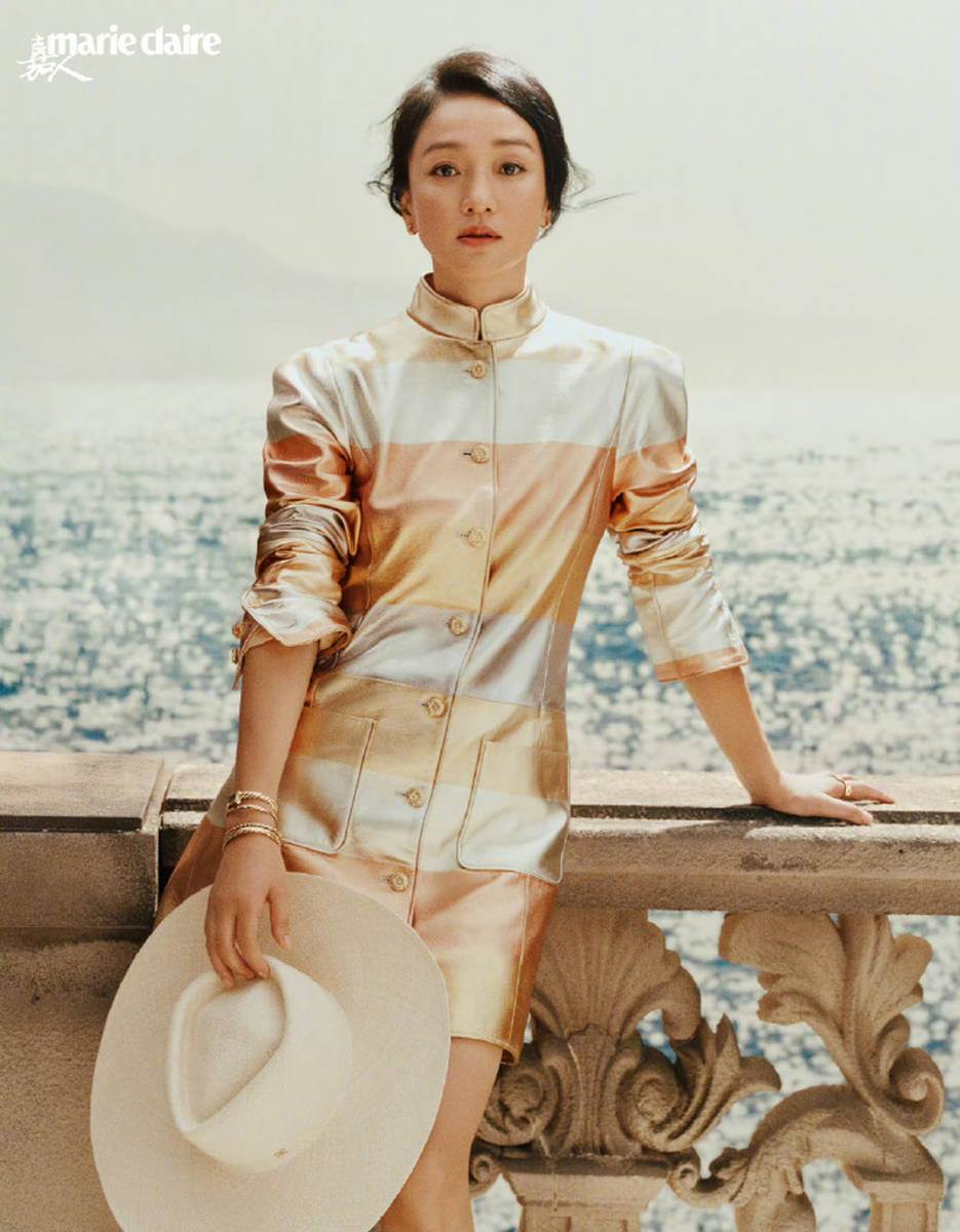 周迅的顶级松弛感太绝！倚栏远眺赤脚踏沙