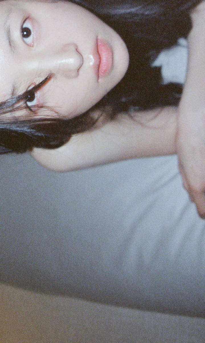 周雨彤素颜胶片曝光 尽显自然纯粹之美